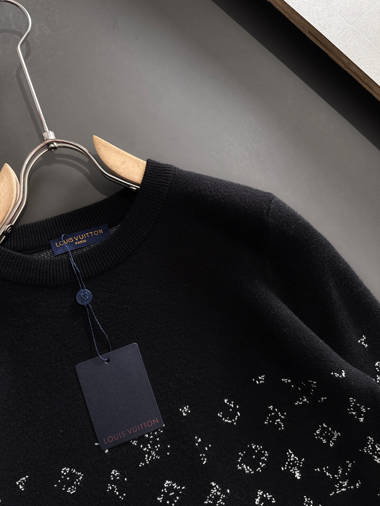 LV 2024 -black sweater