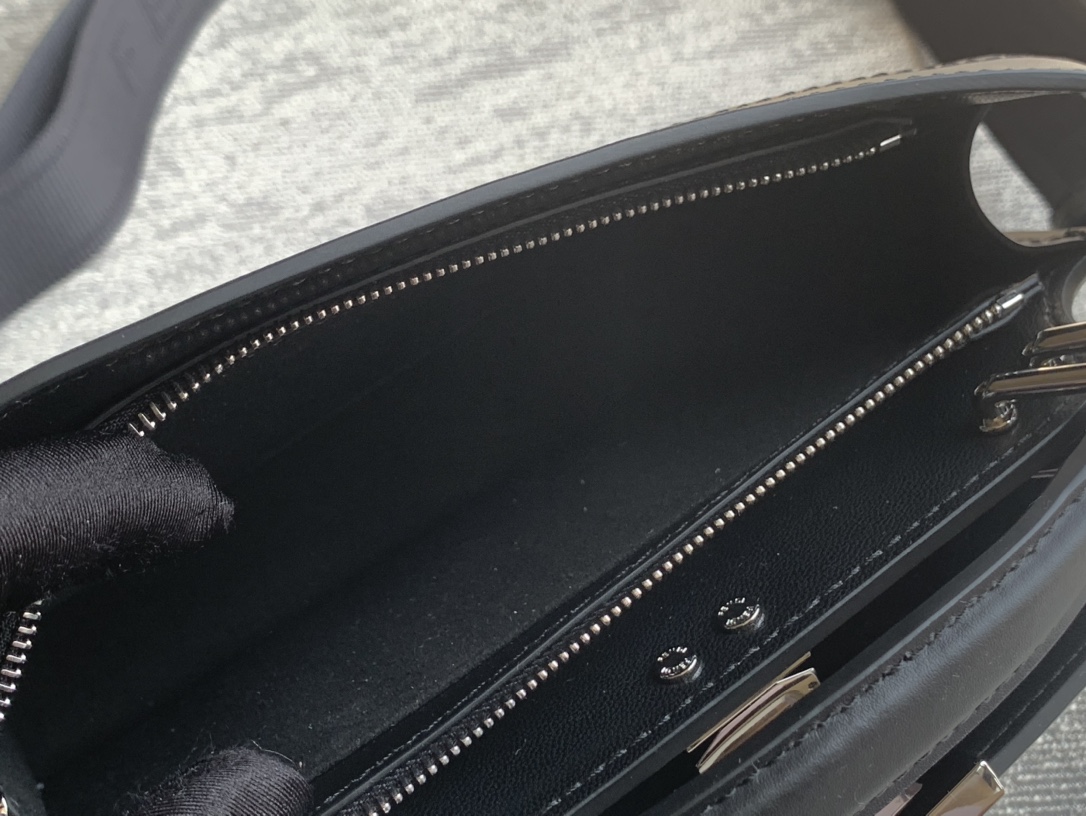 Peekaboo ISeeU XCross Handbag