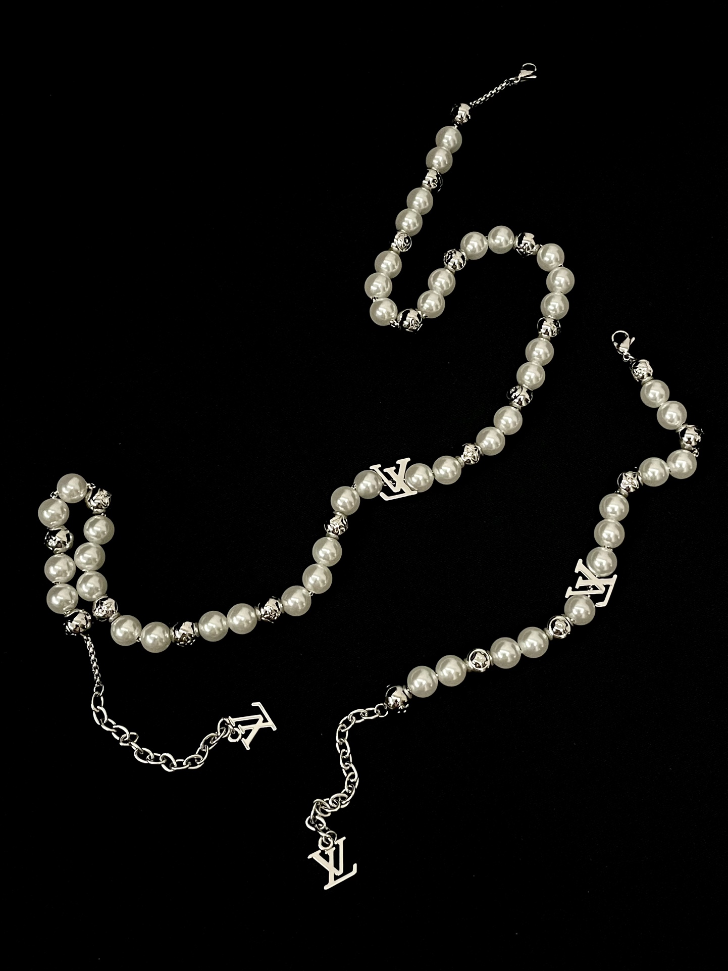 Louis Vuitton Donkey's new pearl necklace is amazing