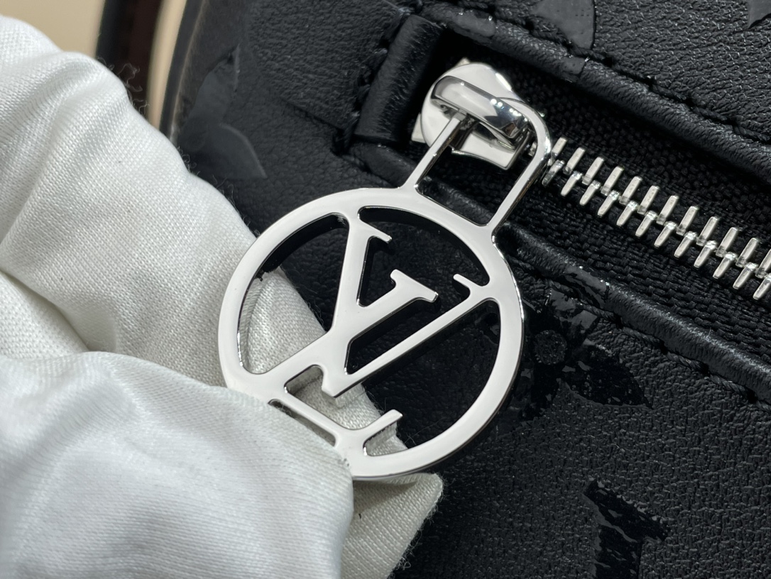 Louis Vuitton M11267 Loop Fashion Leather