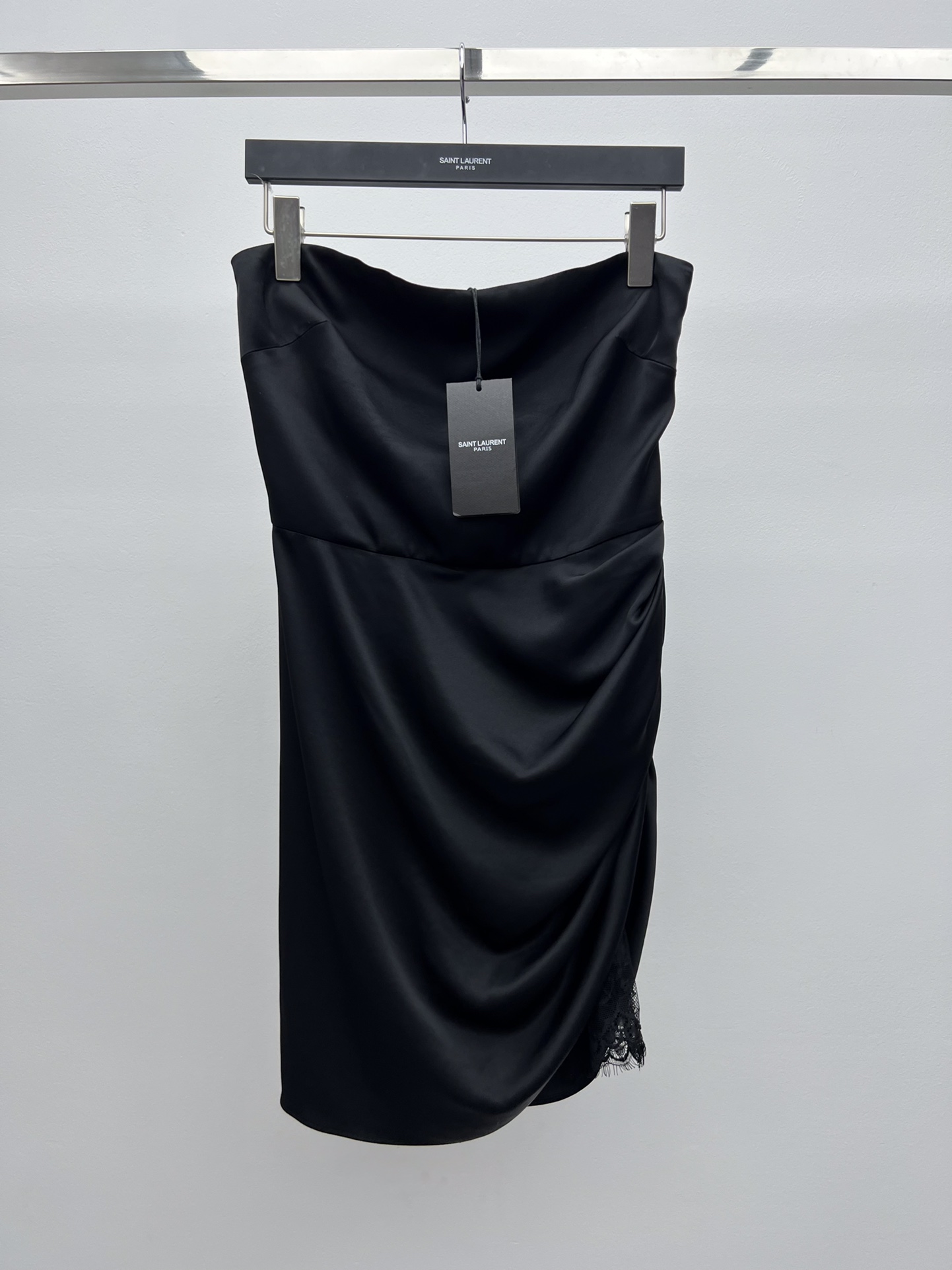 𝗦𝗔𝗜𝗡𝗧 𝗟𝗔𝗨𝗥𝗘𝗡𝗧 Satin and Lace Strapless Dress