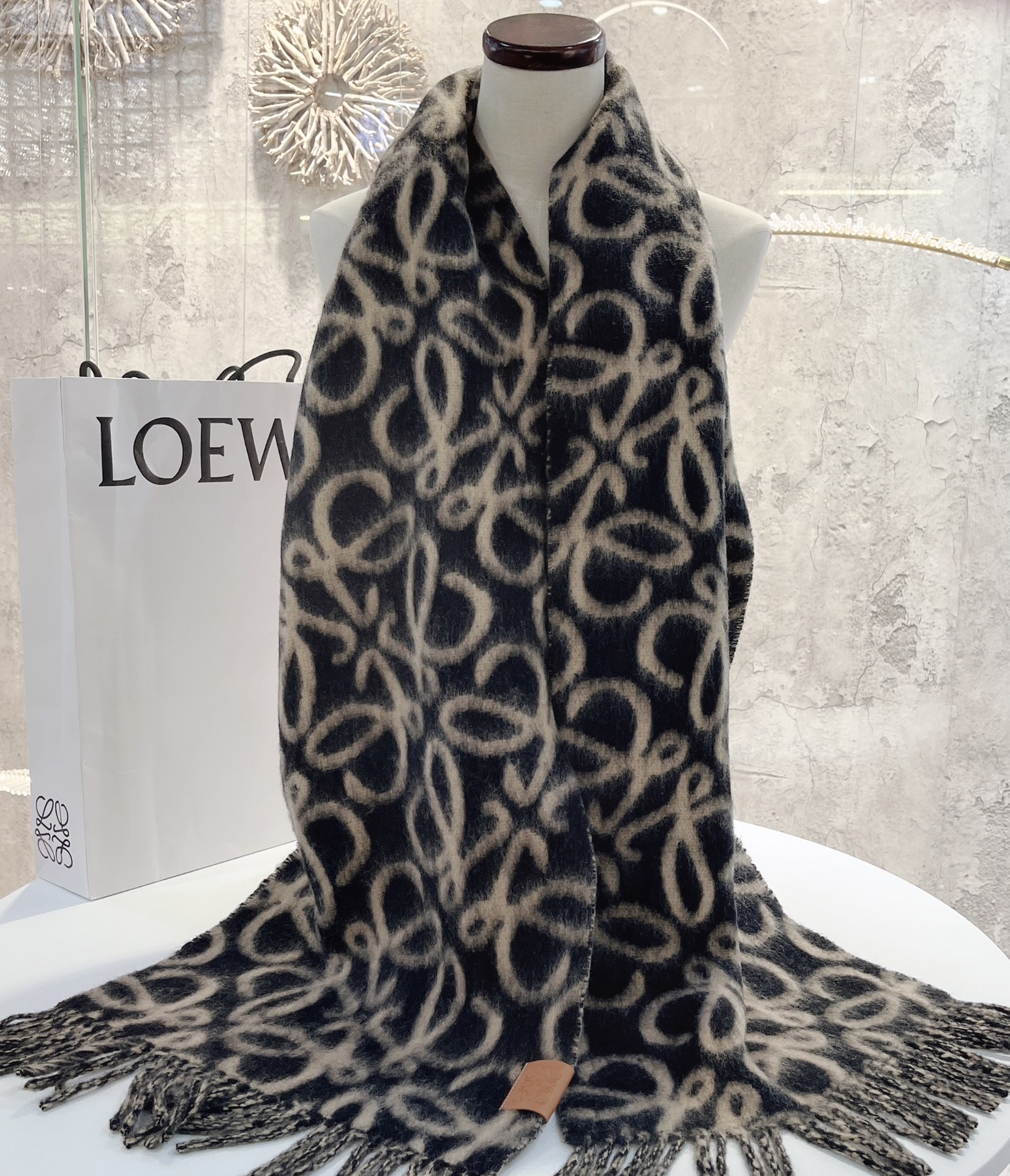 𝐋𝐨𝐞𝐰𝐞-Wool scarf-black