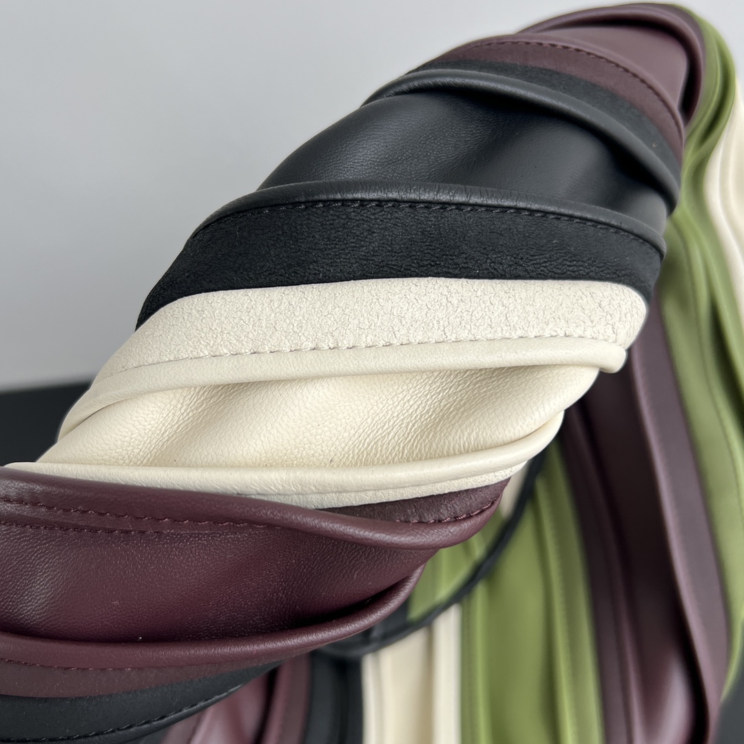 Bv New Runway HOP Bag (Model 786193)