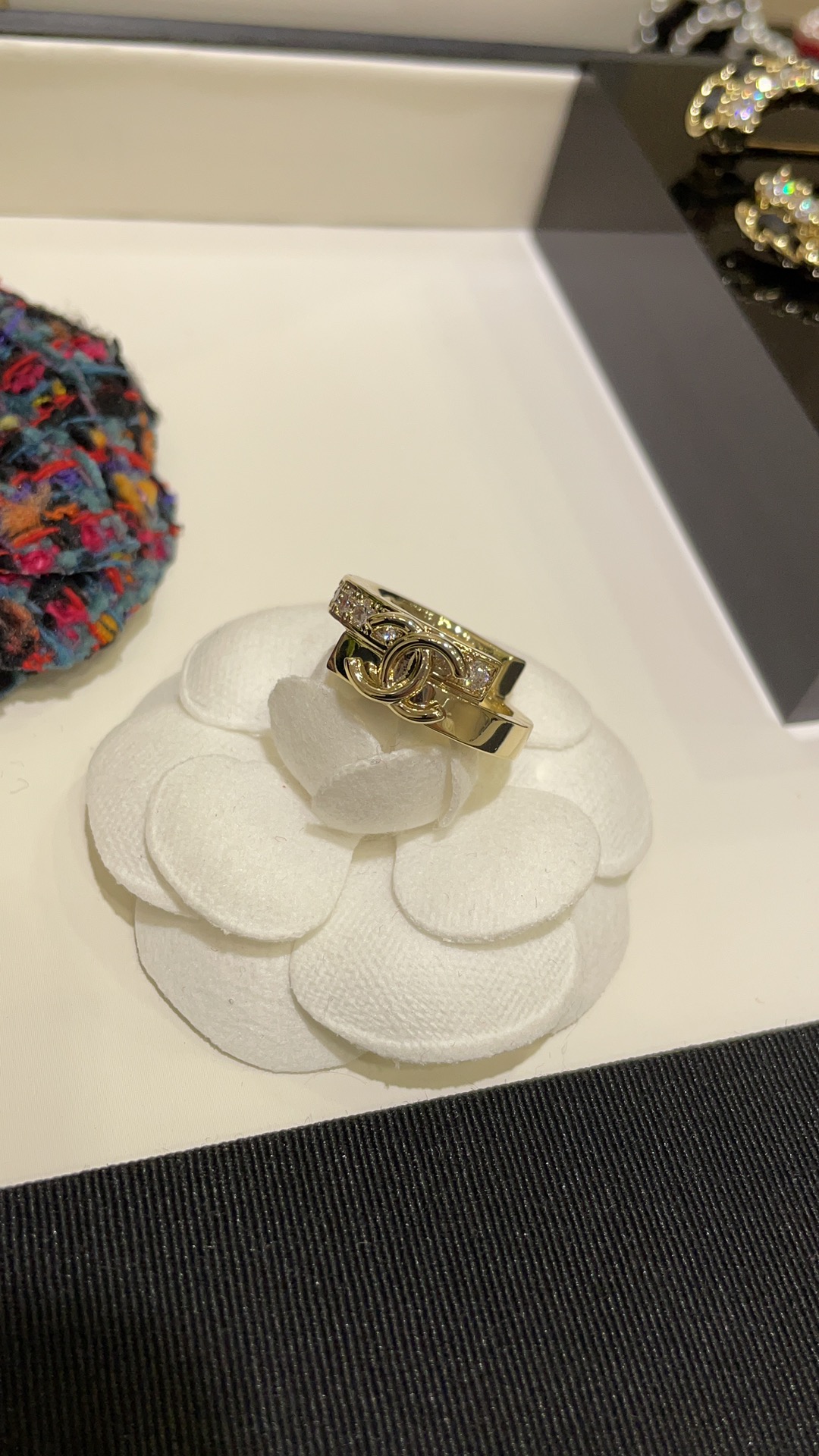 𝑪𝒉𝒂𝒏𝒆𝒍New double-stitched gold double C ring