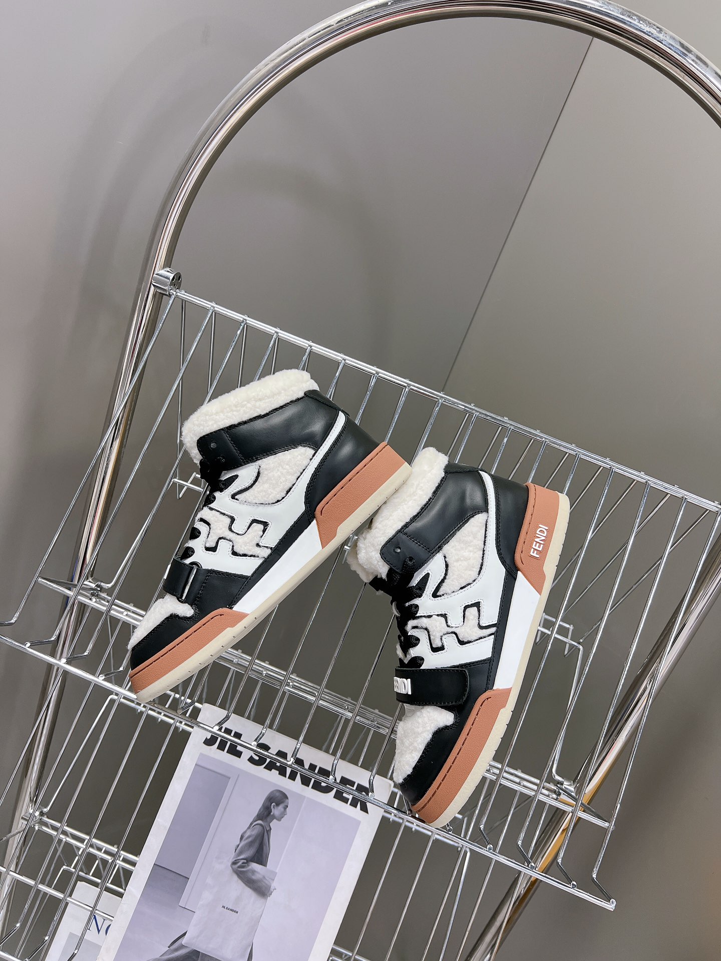Top Version Fendi Classic Best-Seller SeriesFD Match 1:1 Replica. Designed by Kim Jones, this is Fendi’s first pair of sneakers, the Fendi Match, inspired by the design of LV’s Trainer basketball shoes. The blend of new energy and retro FF design mak
