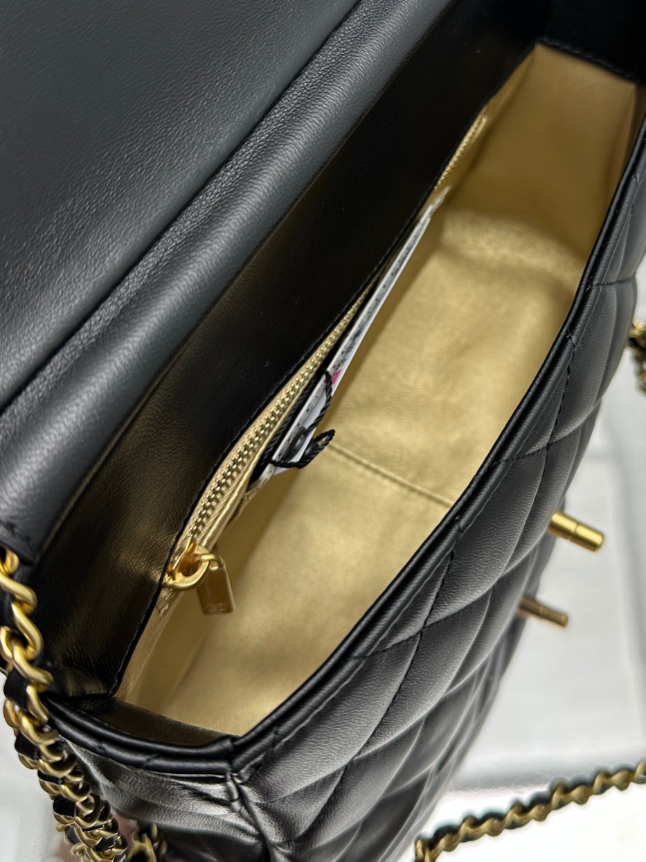 chanel24A pearl chain bag