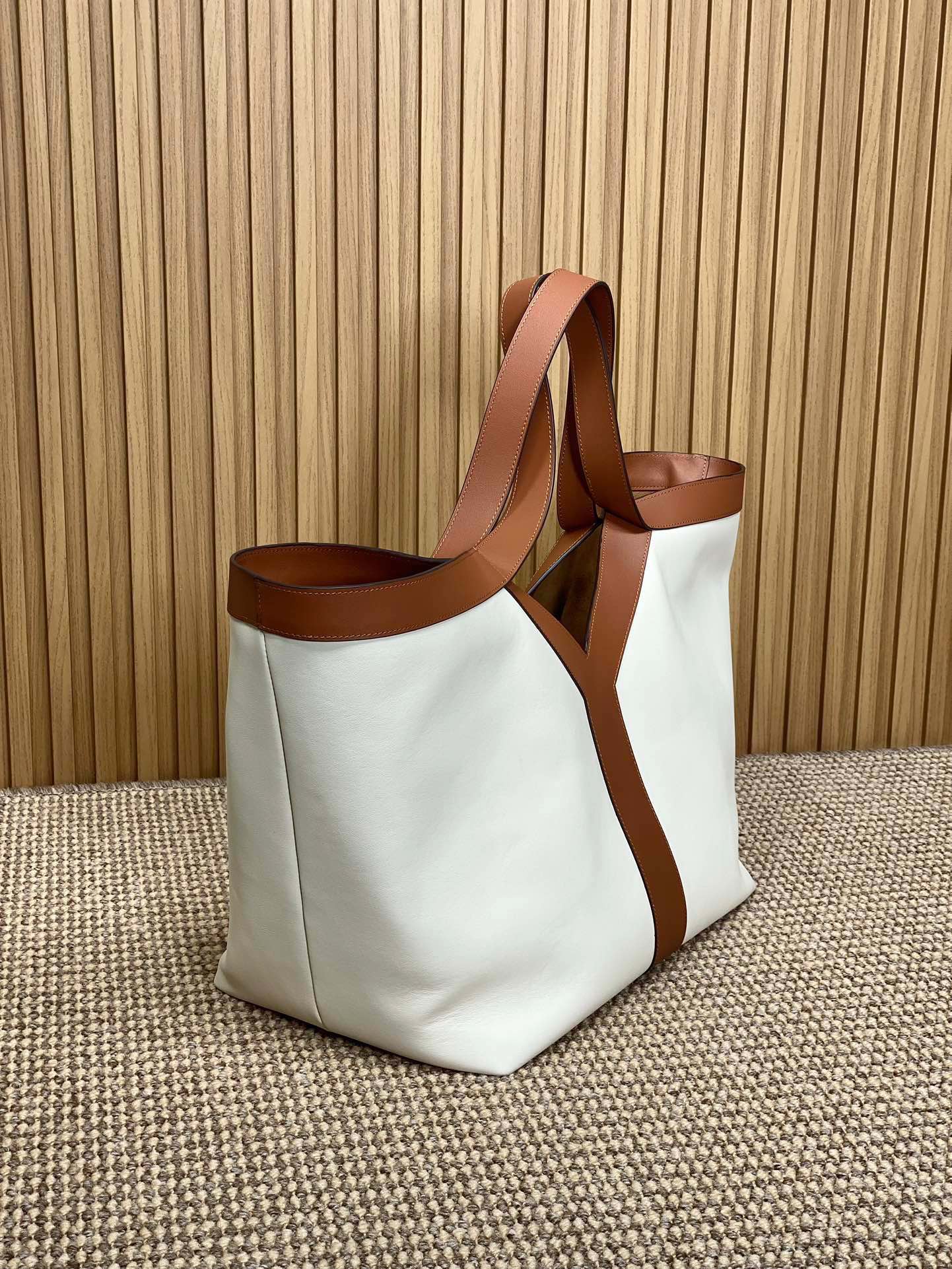 y tote in leather
