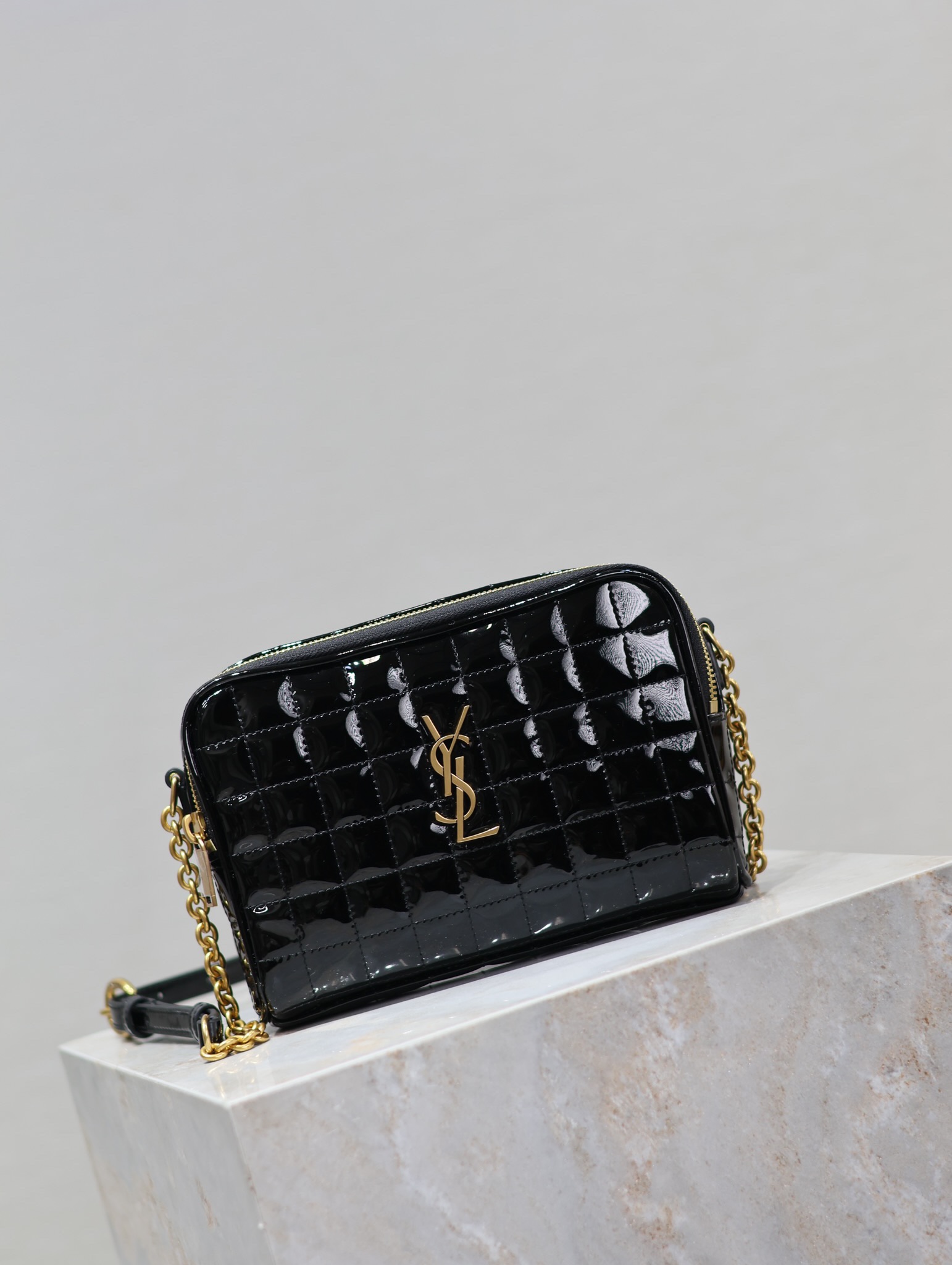 LE CASSANDRE MATELASSÉ CARRÉ Lambskin Camera Bag