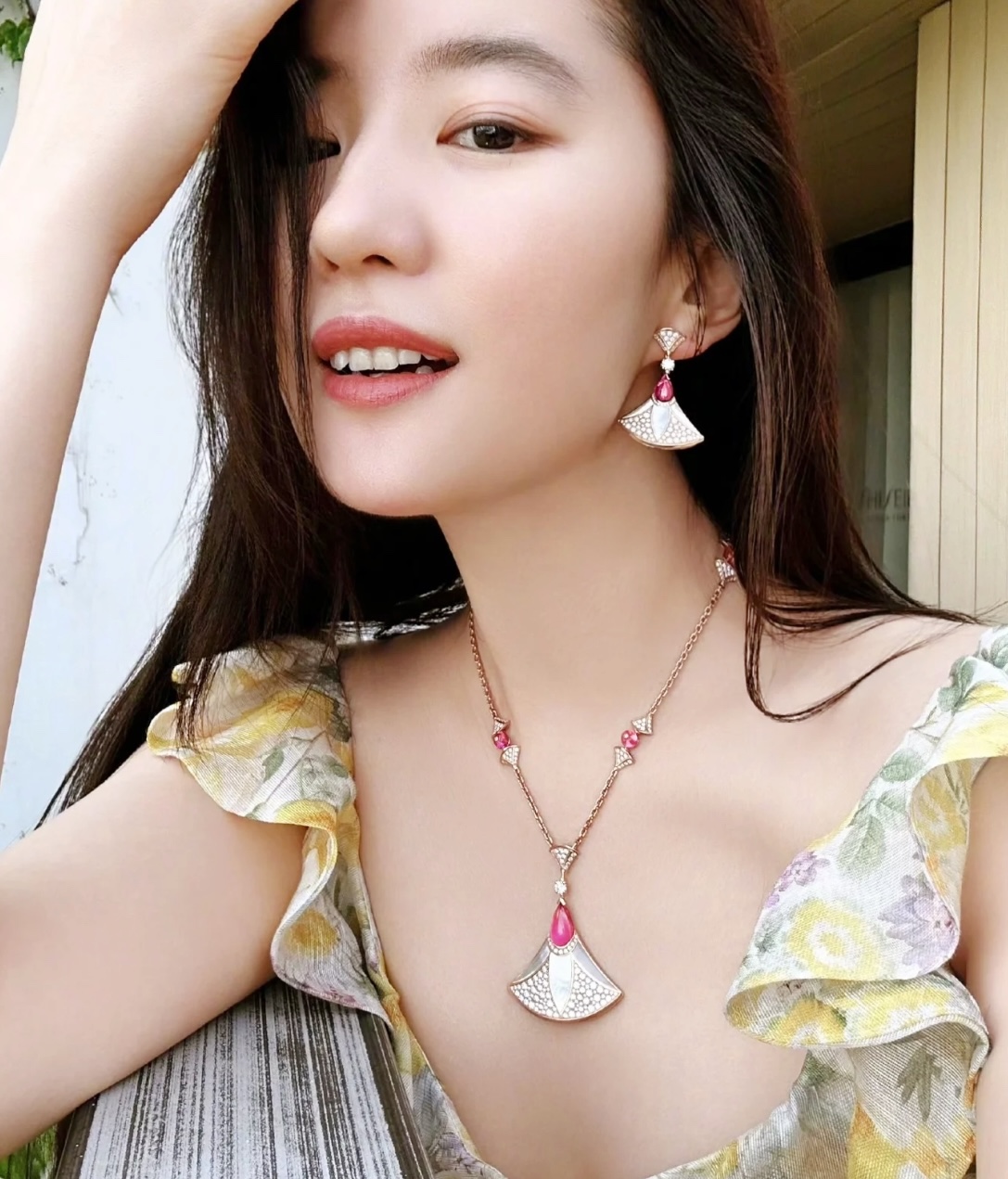 High-end Roman fan necklace