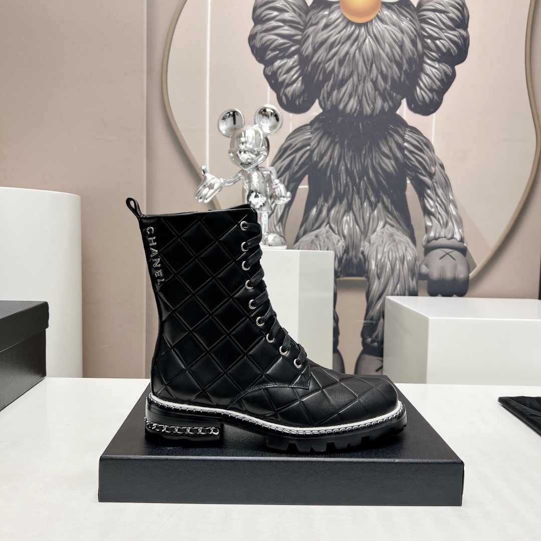 Round toe platform lace-up Doc Martens-black