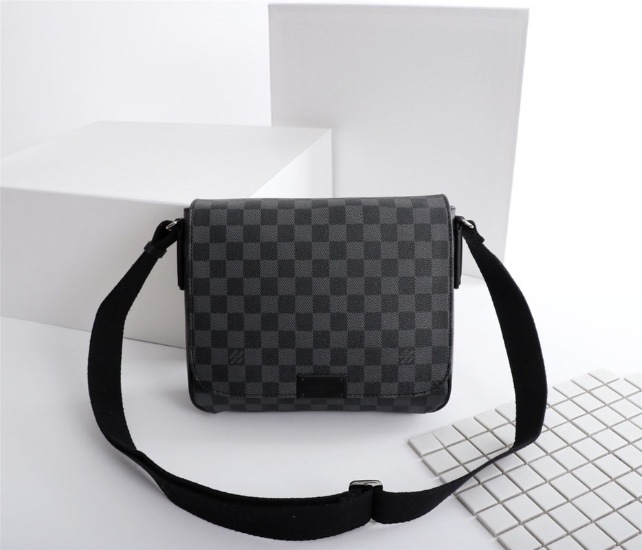 Louis Vuitton District PM N41213