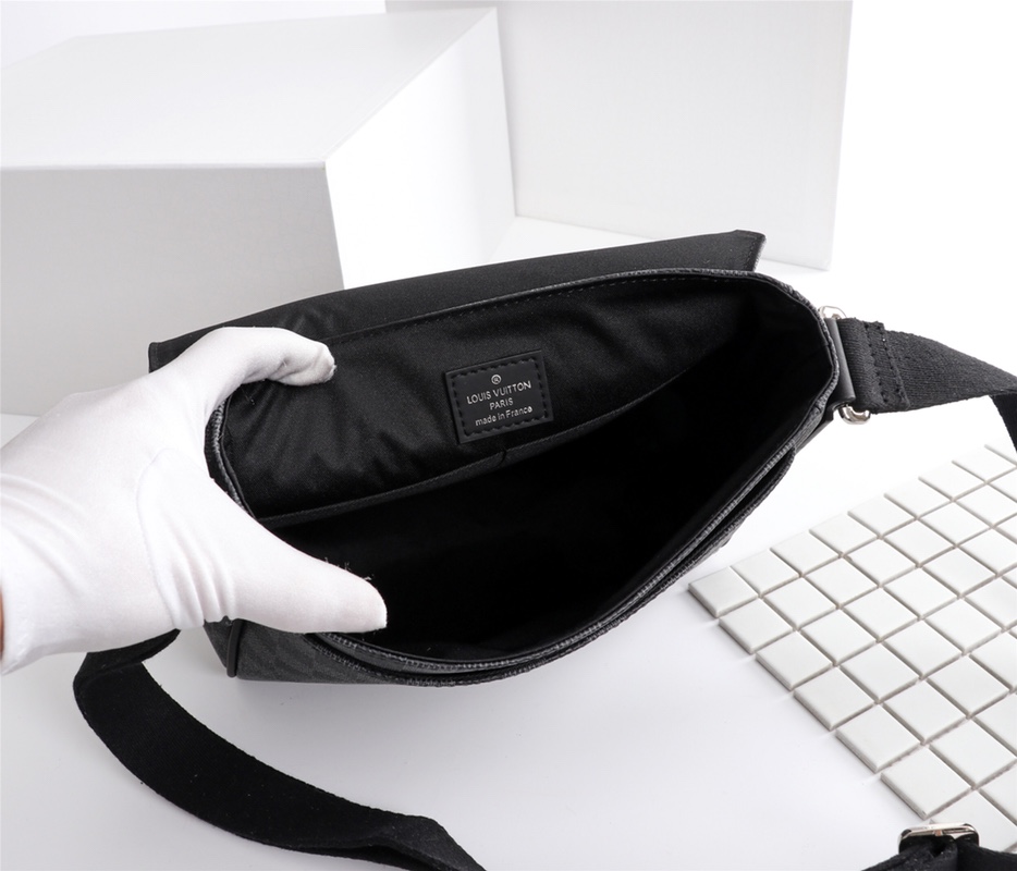 Louis Vuitton District PM N41213