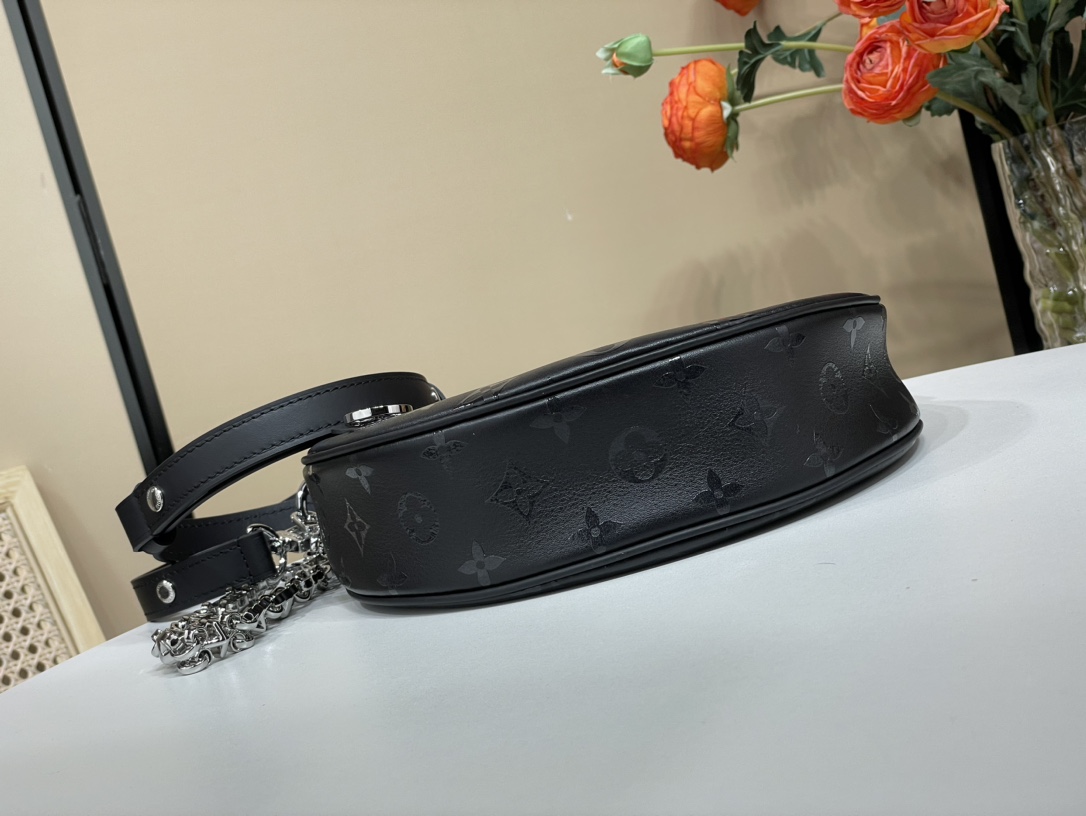 Louis Vuitton M11267 Loop Fashion Leather