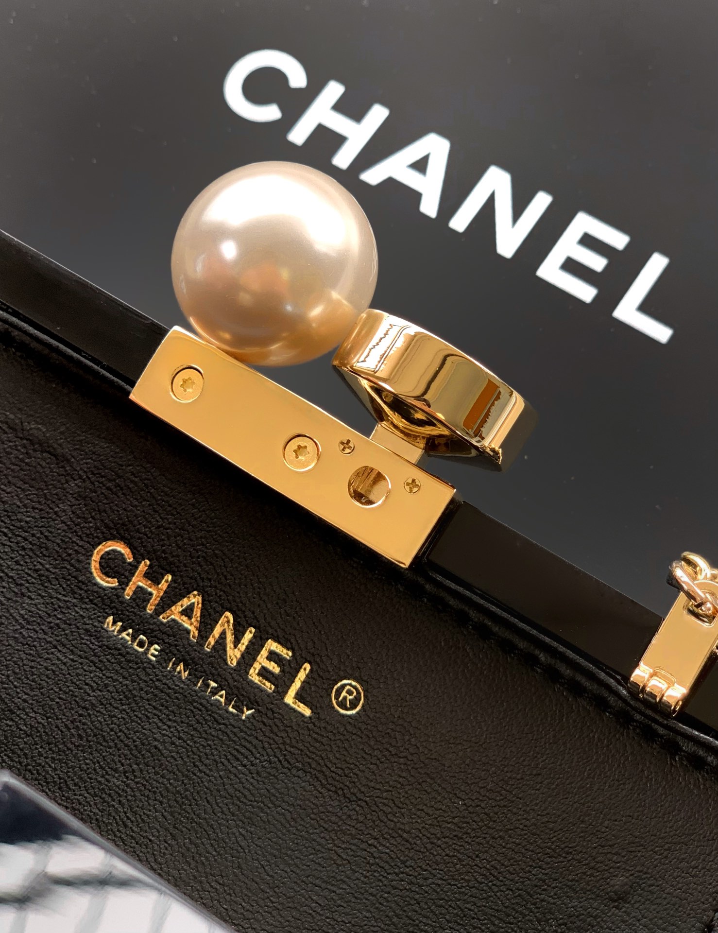 CHANEL 25A Ready-to-Wear Collection – Diamond Box Clutch Has Arrived!