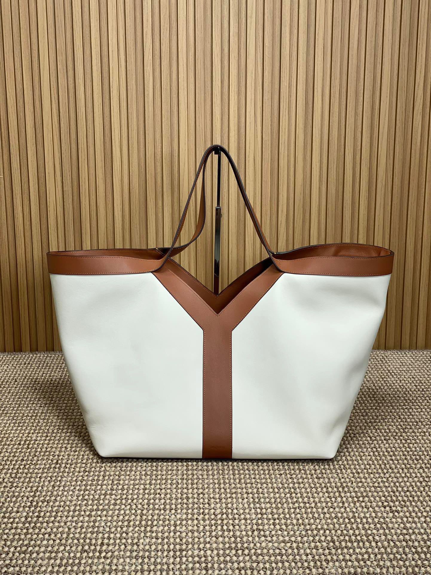 y tote in leather