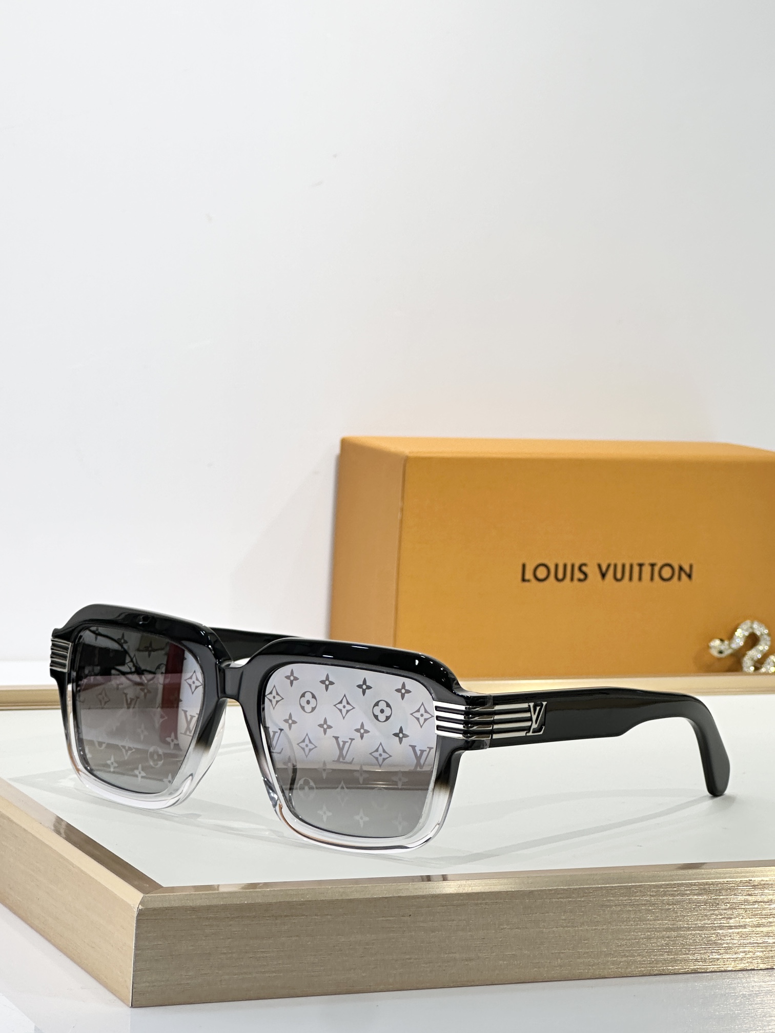 Louis Vuitton Z2739U  Slide Large Square‑Round Sunglasses