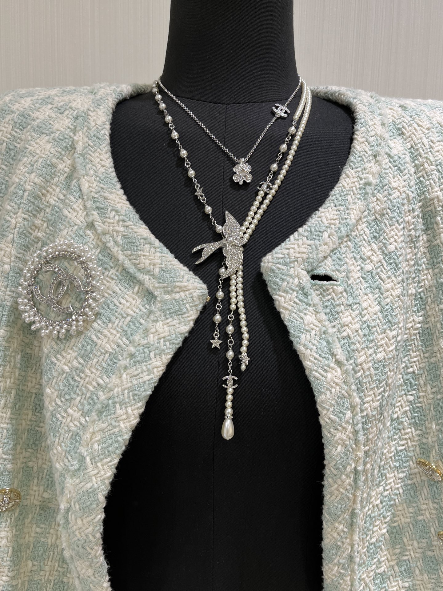 CHANEL 25S New Silver Bird-Inspired Double C Pearl Necklace / Sweater Chain
