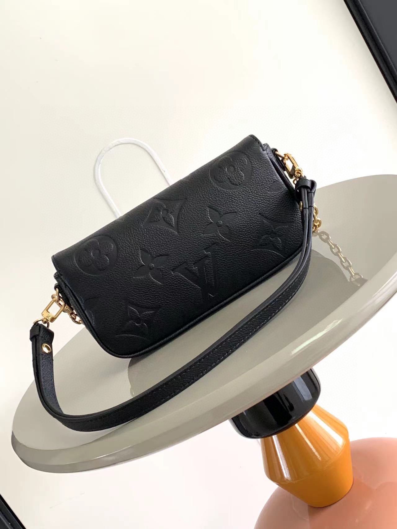 LV M82210 M81911 Wallet on Chain Ivy