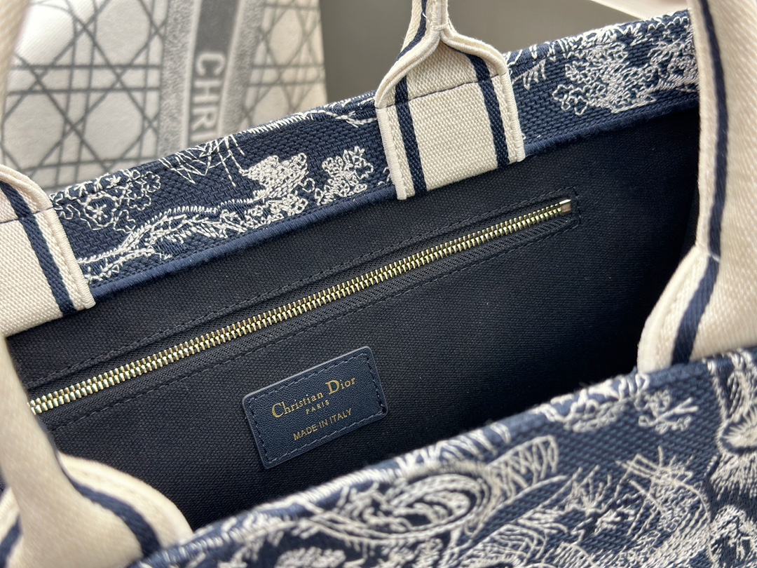 𝗗𝗶𝗼𝗿 𝗕𝗼𝗼𝗸 𝗧𝗼𝘁𝗲 New leather tote bag