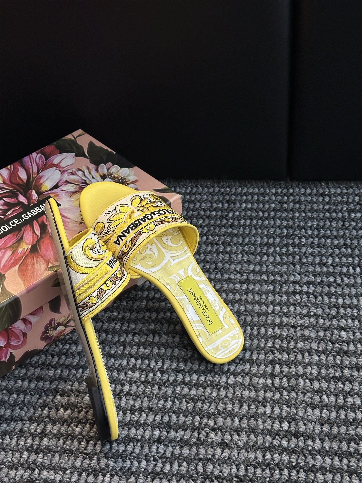 𝐃𝐎𝐋𝐂𝐄 & 𝐆𝐀𝐁𝐁𝐀𝐍𝐀 Summer Fashion Slides – LGOG Celebrity Style