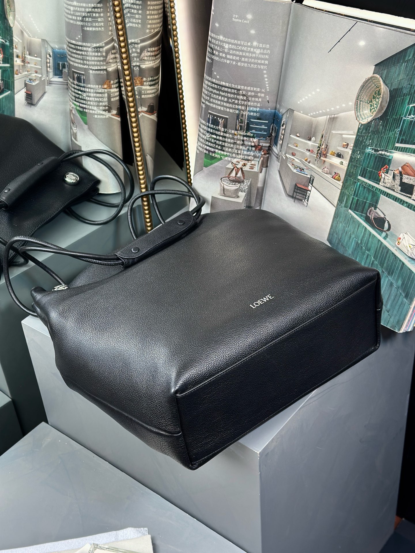 LOEWE Pebble Pouch (Large, Black)