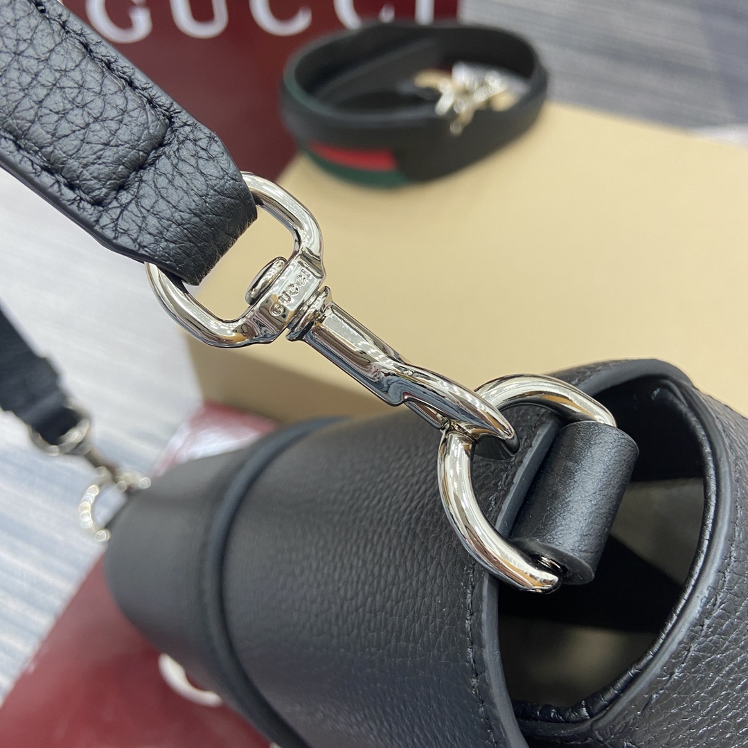 Gucci-Small crossbody bag with hook closure