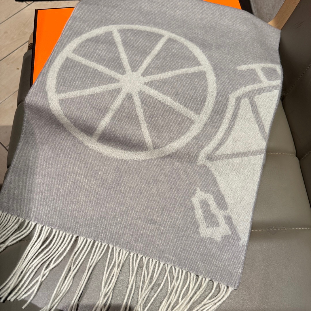 Hermes- double jacquard scarf with thick fringe