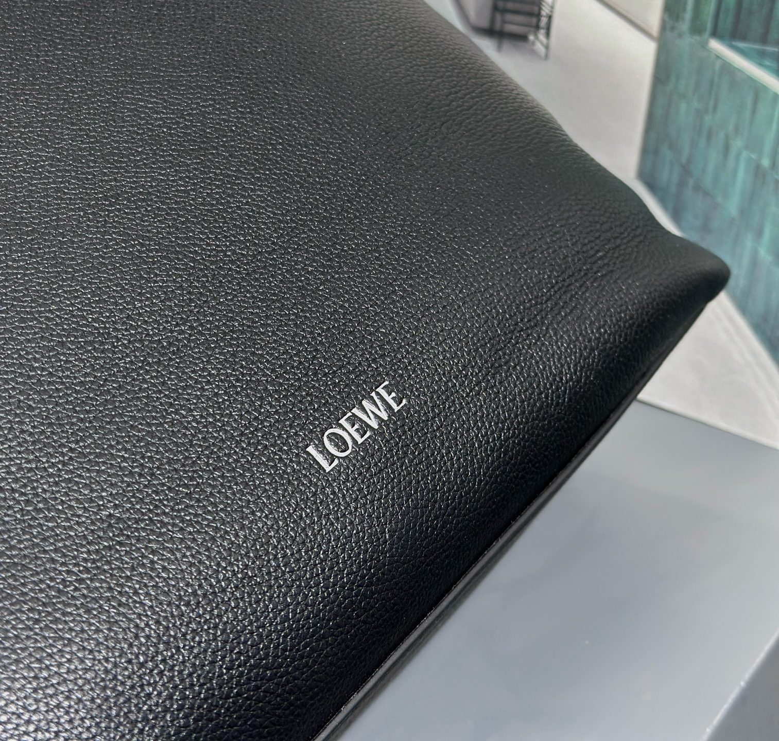 LOEWE Pebble Pouch (Large, Black)