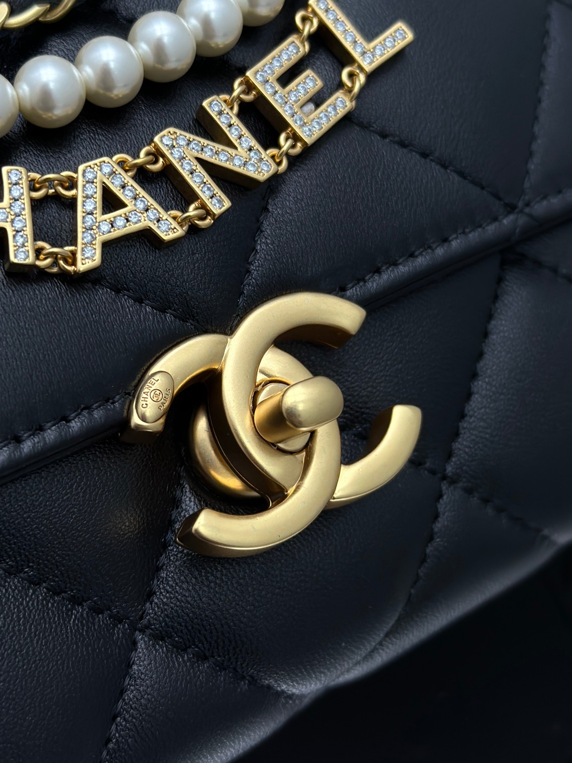 chanel24A pearl chain bag