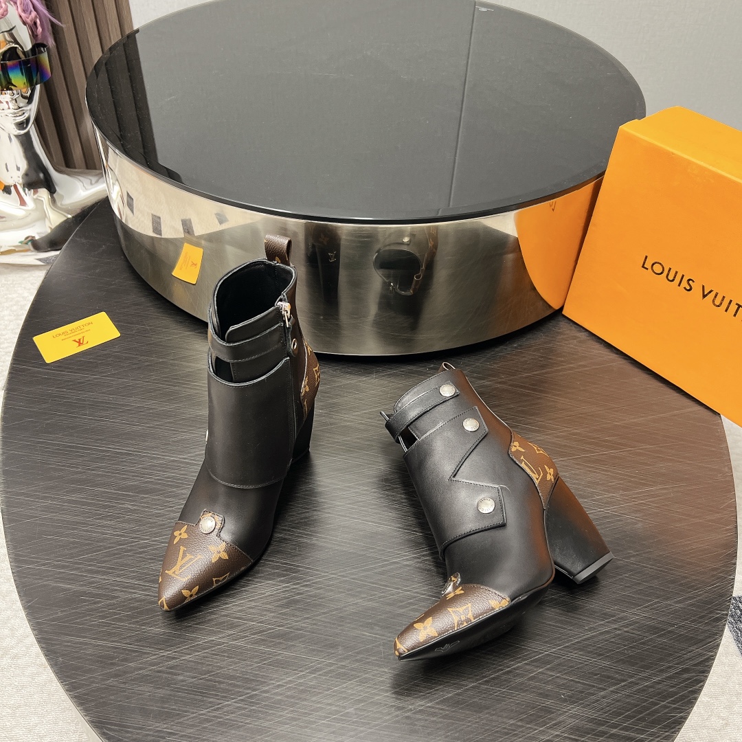 LV- pointy ankle boots with chunky heels-brown