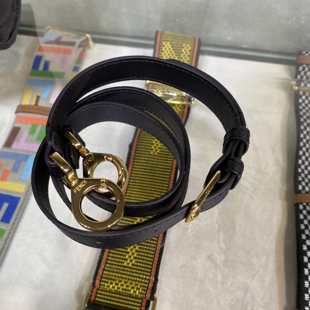 FENDI-Peekaboo Essentially-Black