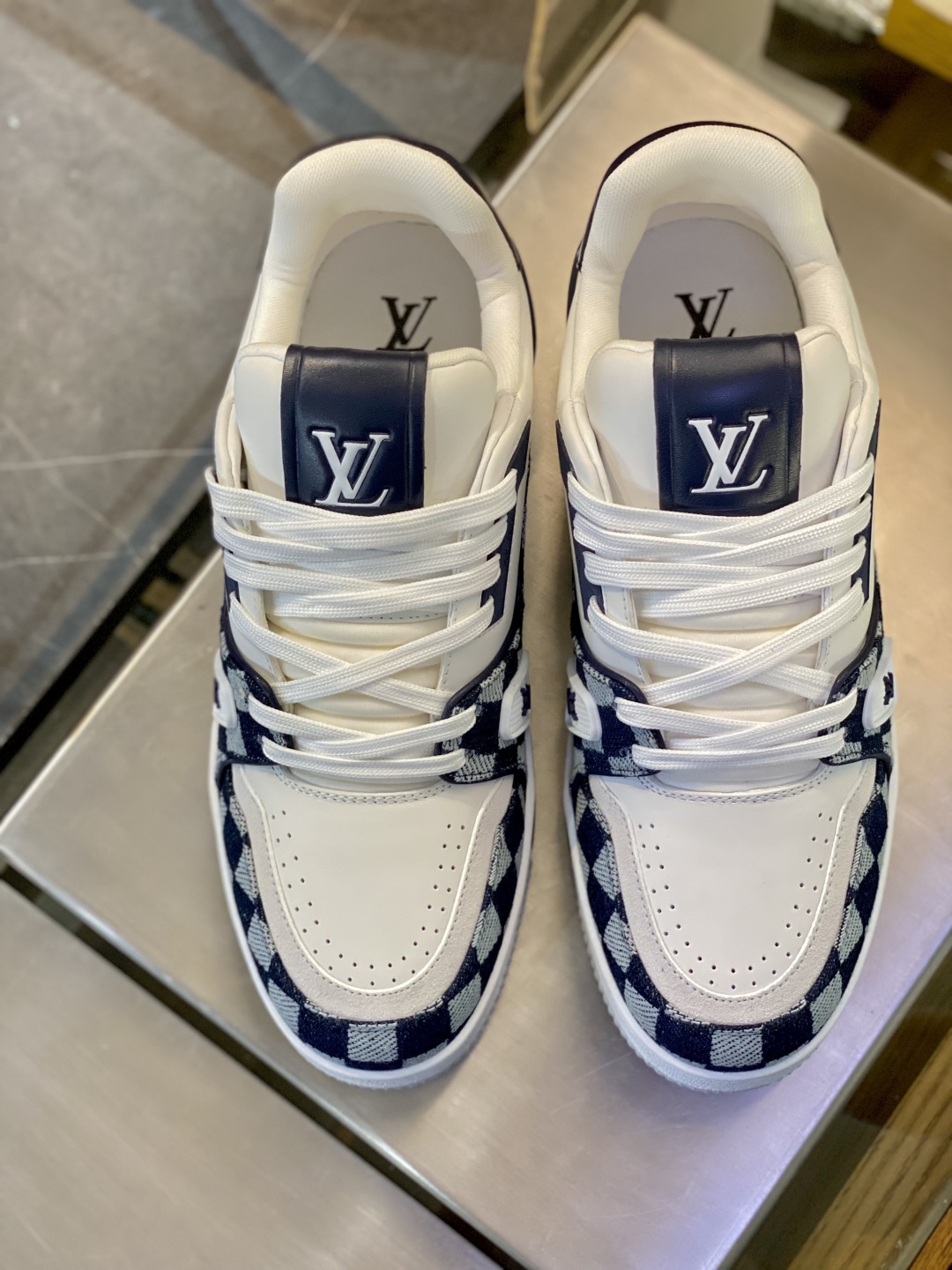 LV1AIKQY Trainer Sneakers