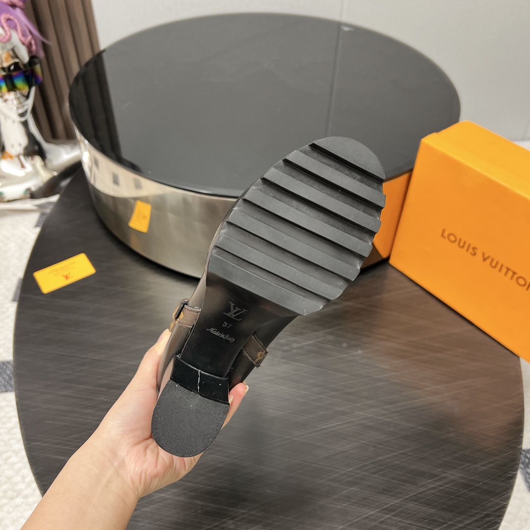 LV- pointy ankle boots with chunky heels-black