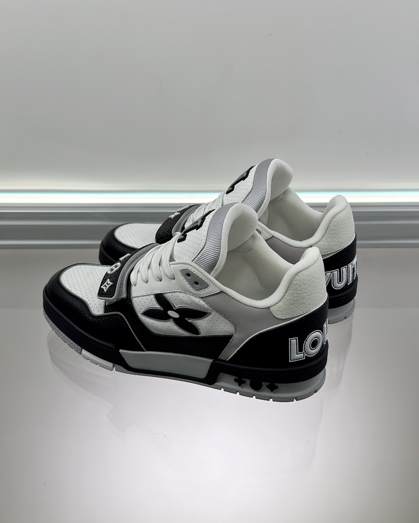LOUIS VUITTON 1AHTDF LV Trainer Sneaker