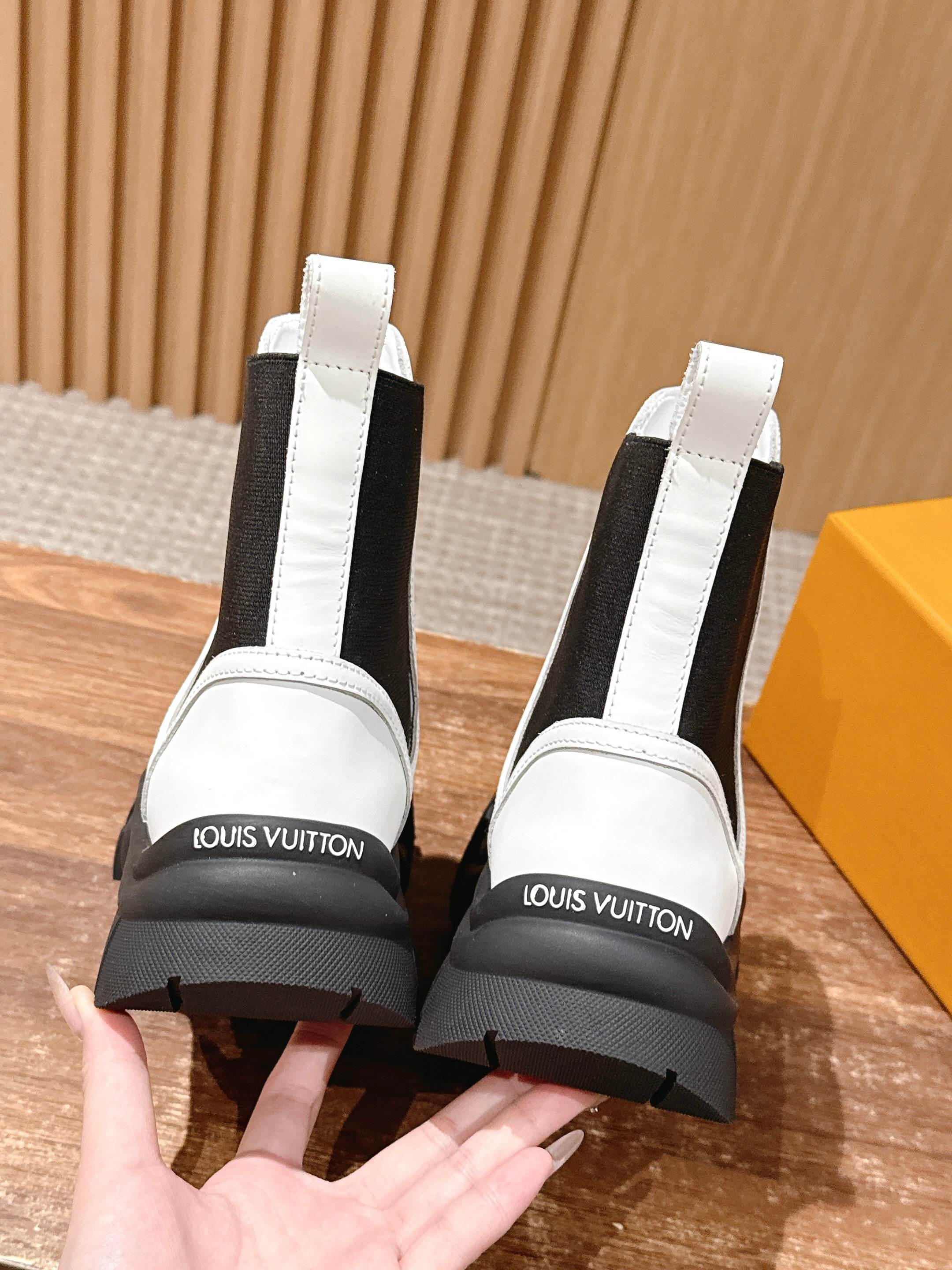 LV 1AB0G2 Ruby Flat Ankle Boots