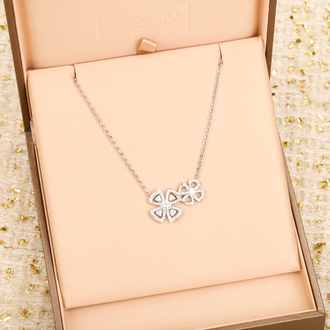 Necklace with diamond petals