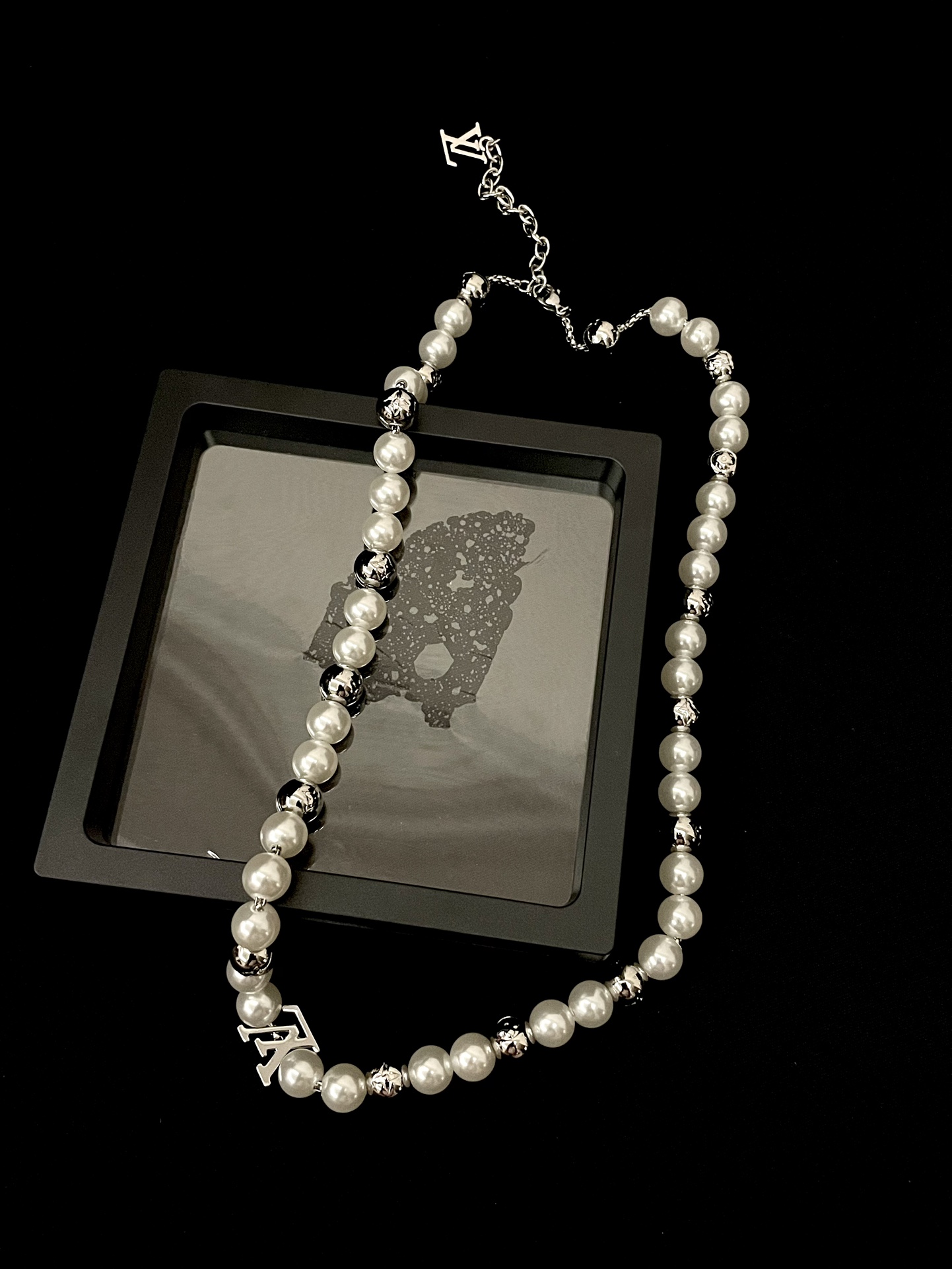Louis Vuitton Donkey's new pearl necklace is amazing
