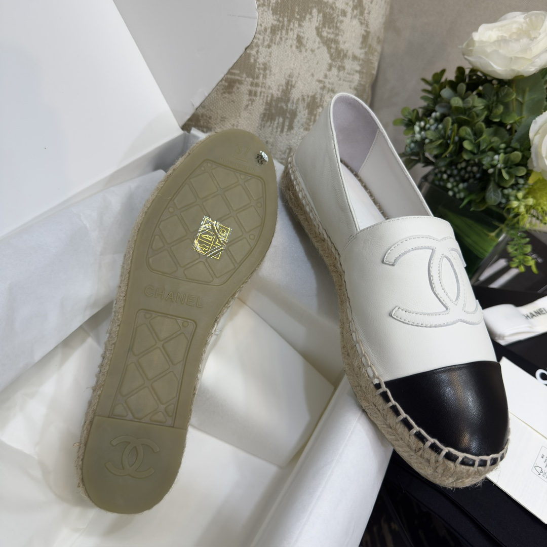 CHANEL Lazy fisherman shoes-white