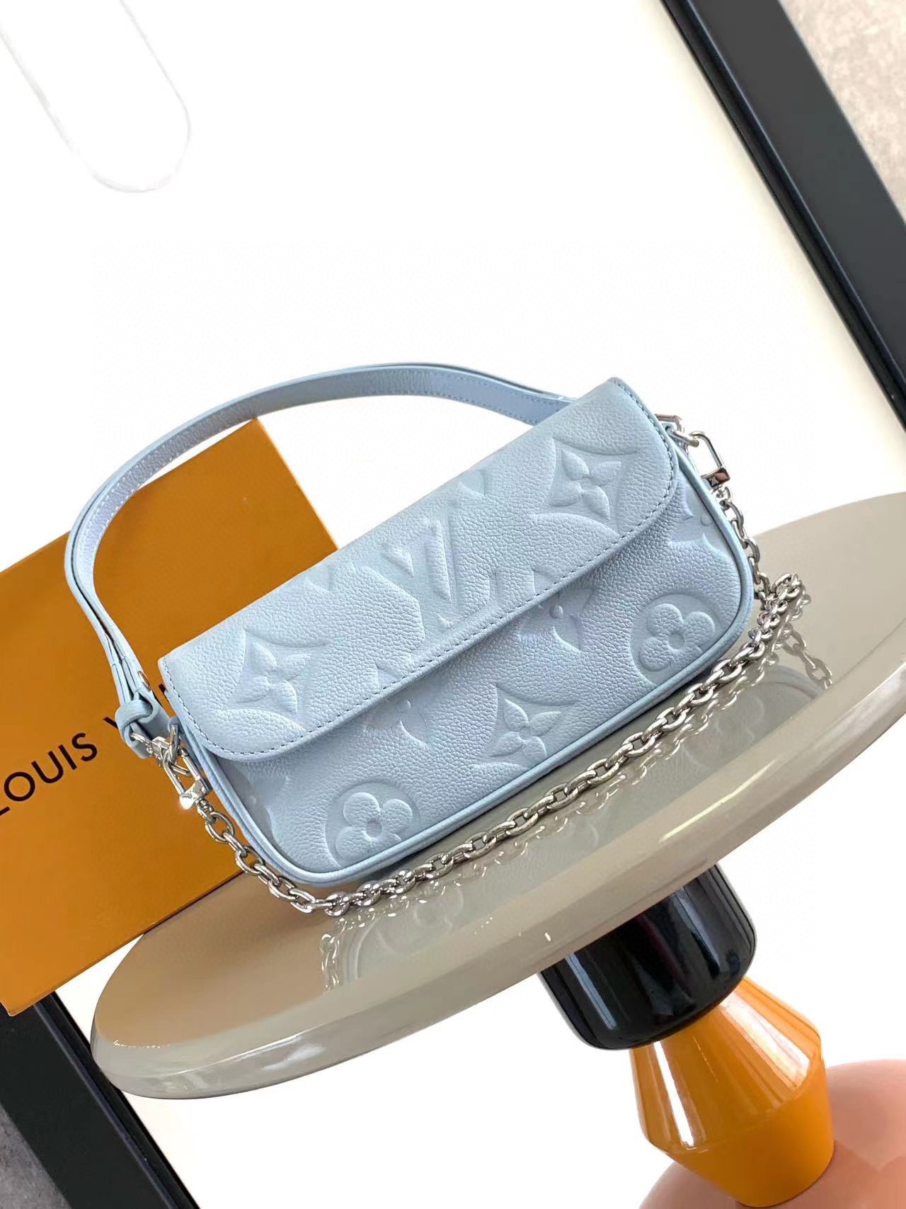 LV M82210 M81911 Wallet on Chain Ivy