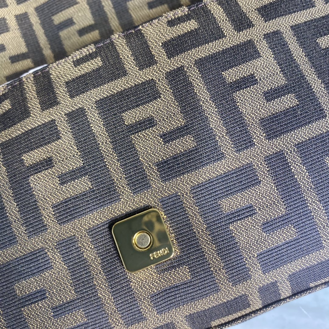 FENDI-1288F baguette bag