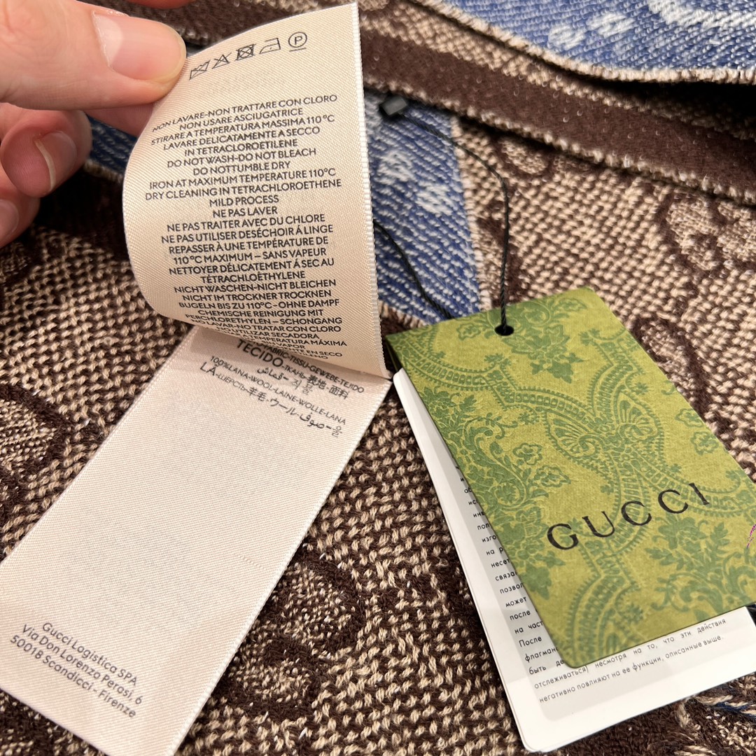 𝐆𝐆Long scarf denim double-sided jacquard scarf denim blue Size 34x194cm Wool material Couple color fashionable for winter! hand It feels thick and soft, you can switch between big G and small G at will, the styles on both sides are versatile and full