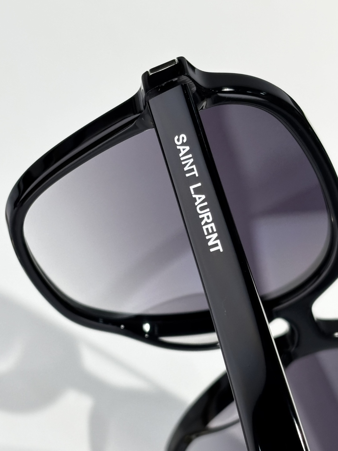 SAINT LAURENT – Model SL545