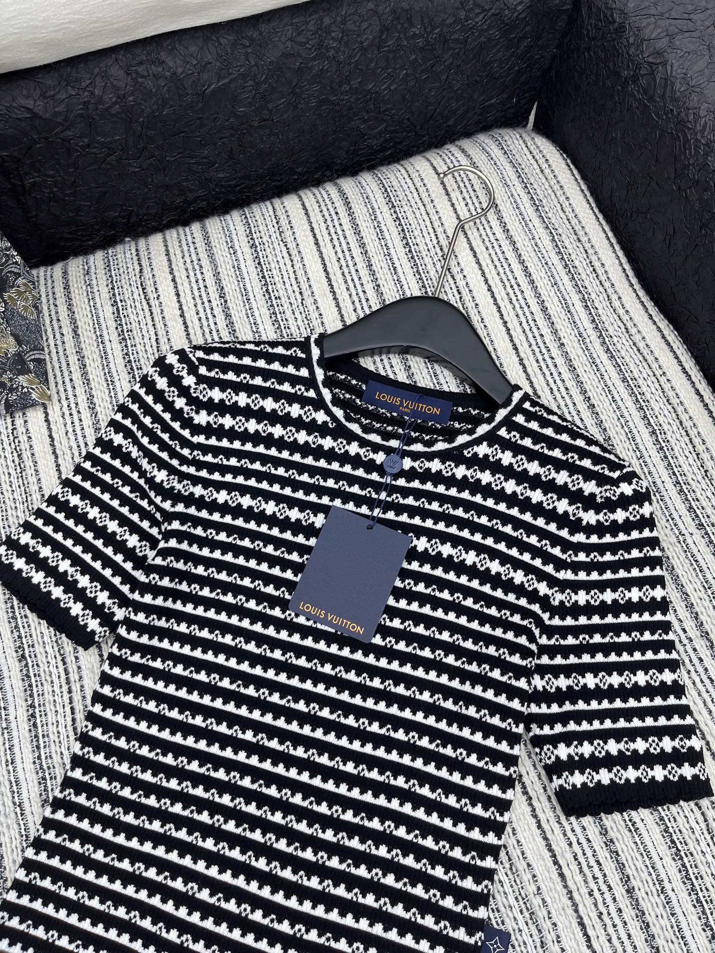 LV 1AHJ16 Scallop Stripe Knit Top