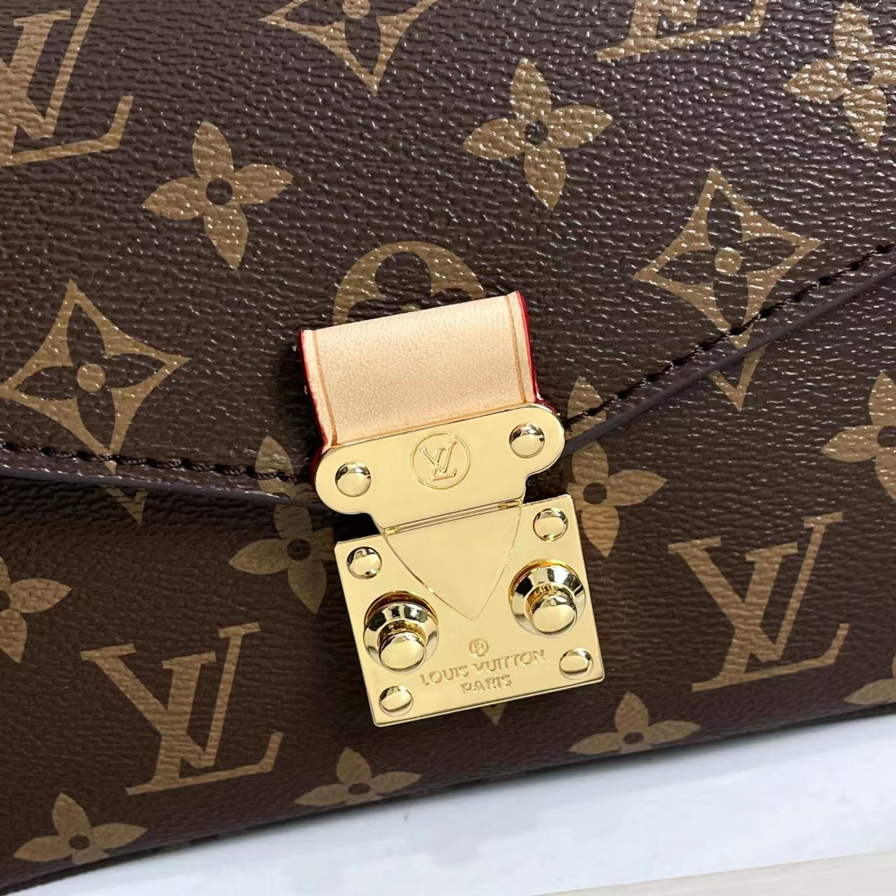 Louis Vuitton M46279 Pochette Métis East West
