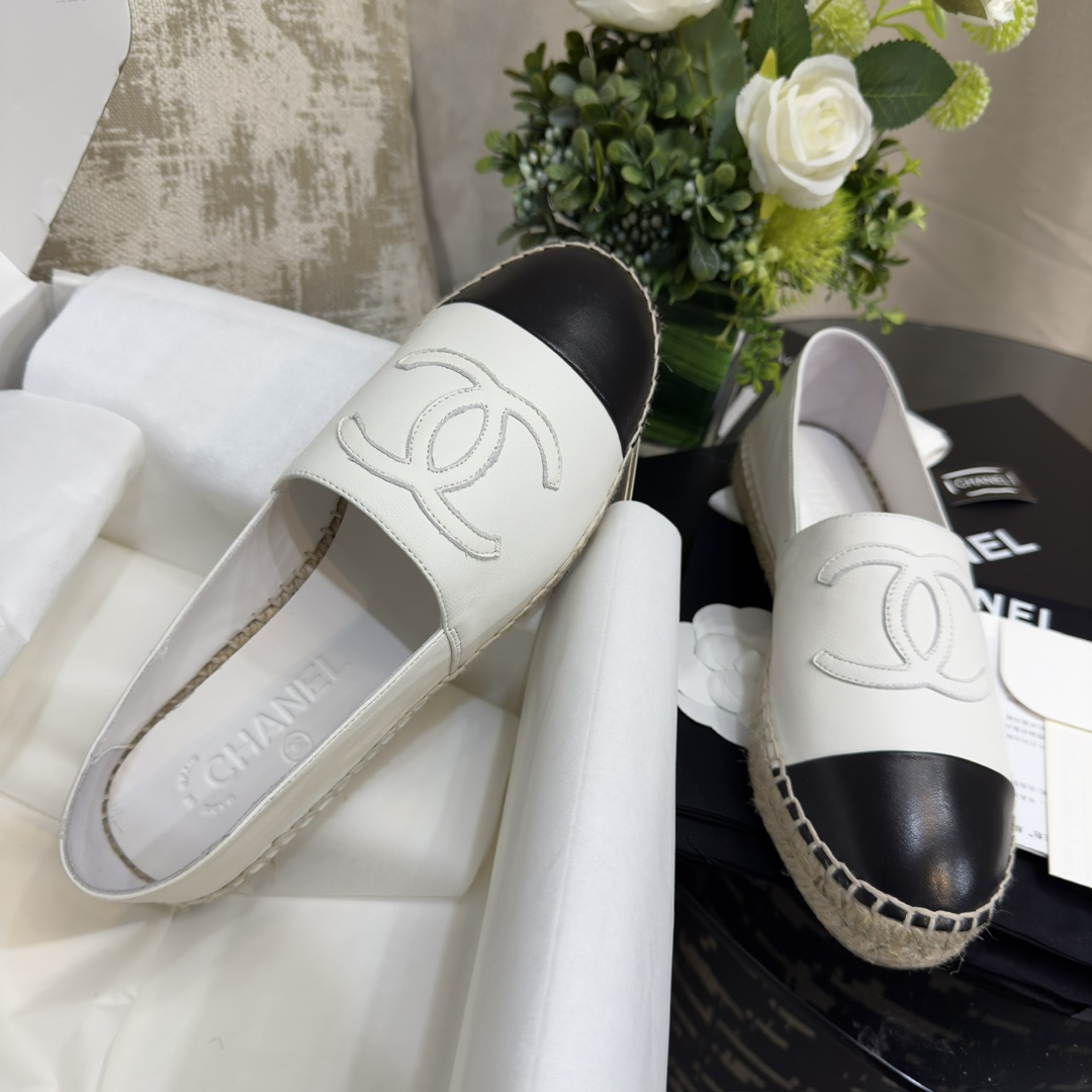 CHANEL Lazy fisherman shoes-white