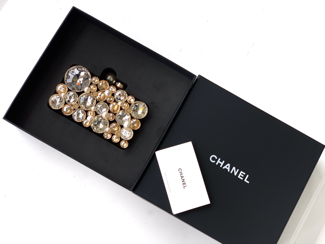 CHANEL 25A Ready-to-Wear Collection – Diamond Box Clutch Has Arrived!