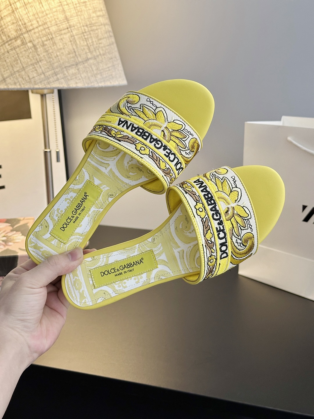 𝐃𝐎𝐋𝐂𝐄 & 𝐆𝐀𝐁𝐁𝐀𝐍𝐀 Summer Fashion Slides – LGOG Celebrity Style