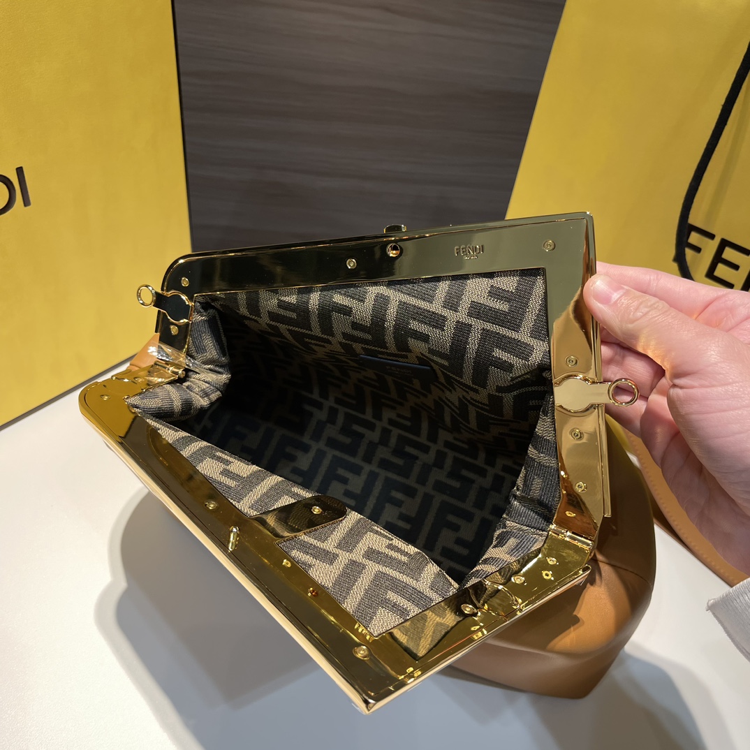 FENDI-FIRST Medium Handbag Brown Leather