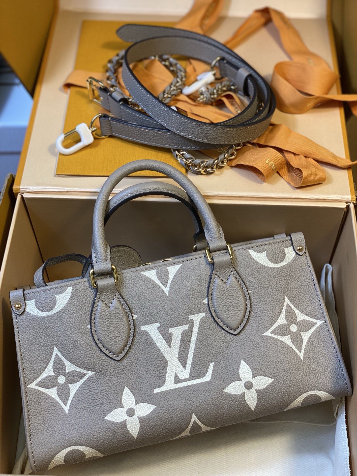 LOUIS VUITTON M14213 OnTheGo East West