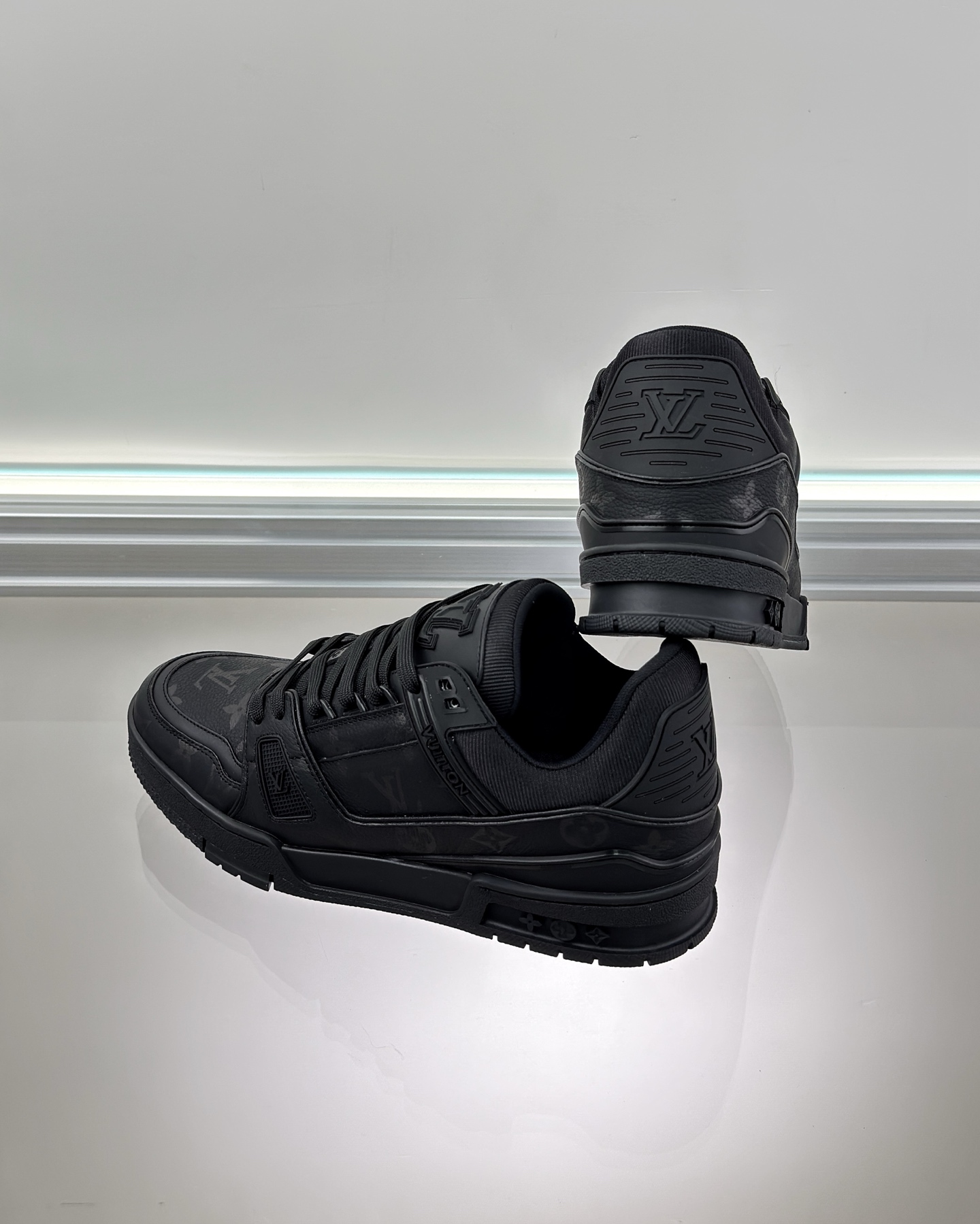 LOUIS VUITTON 1AHDBN LV Trainer Sneaker